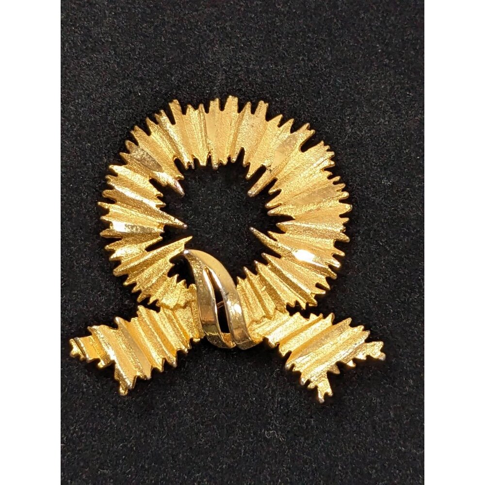 Vintage Gold Tone Matte Filigree Wreath Ribbon Brooch Pin